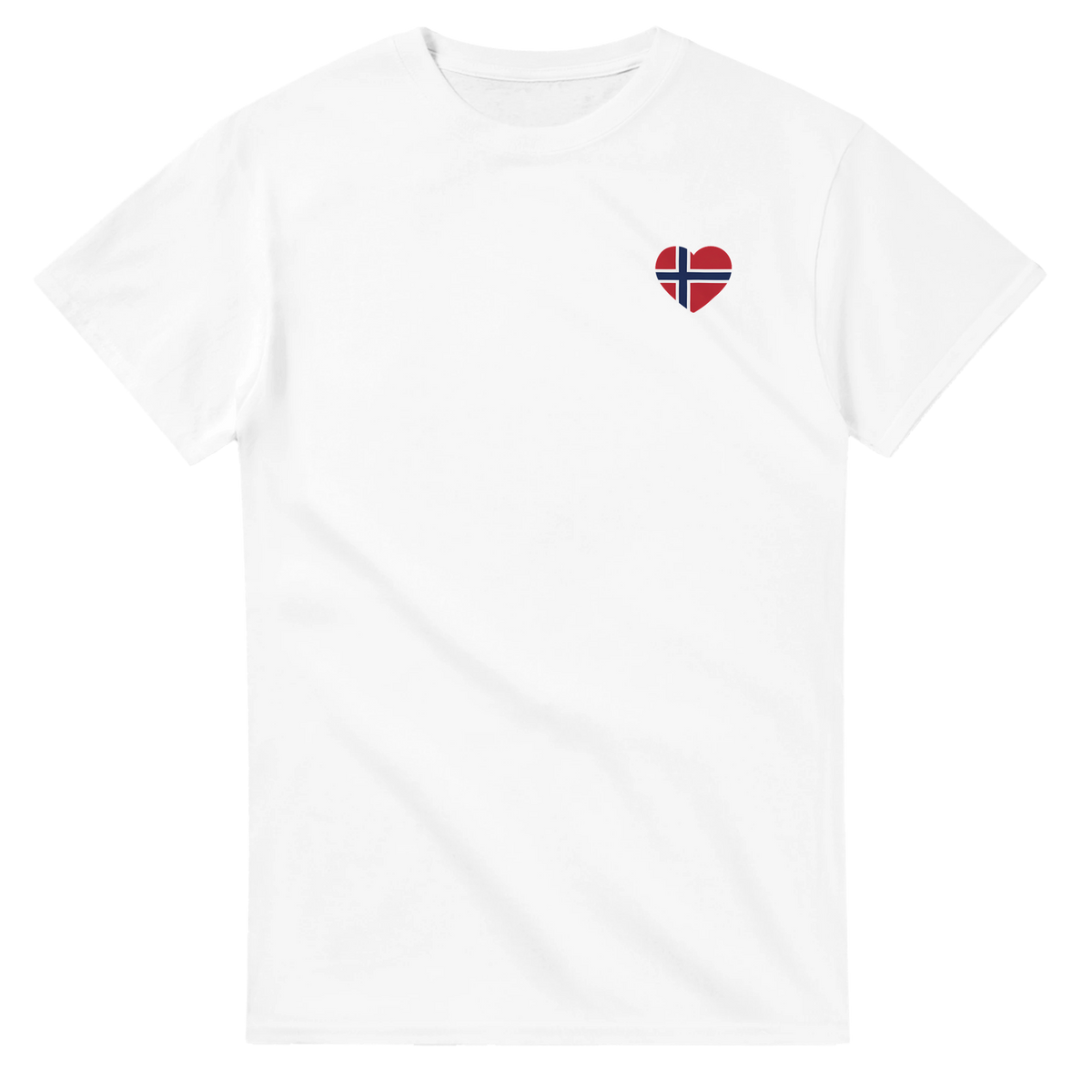 Hvit t-skjorte sett forfra med et lite norsk flagghjerte trykt på venstre bryst.