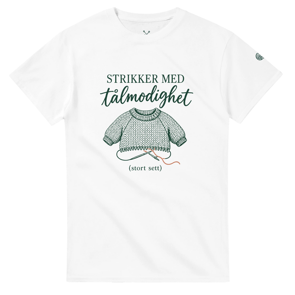Strikker med tålmodighet (stort sett) – hvit t-skjorte, forside